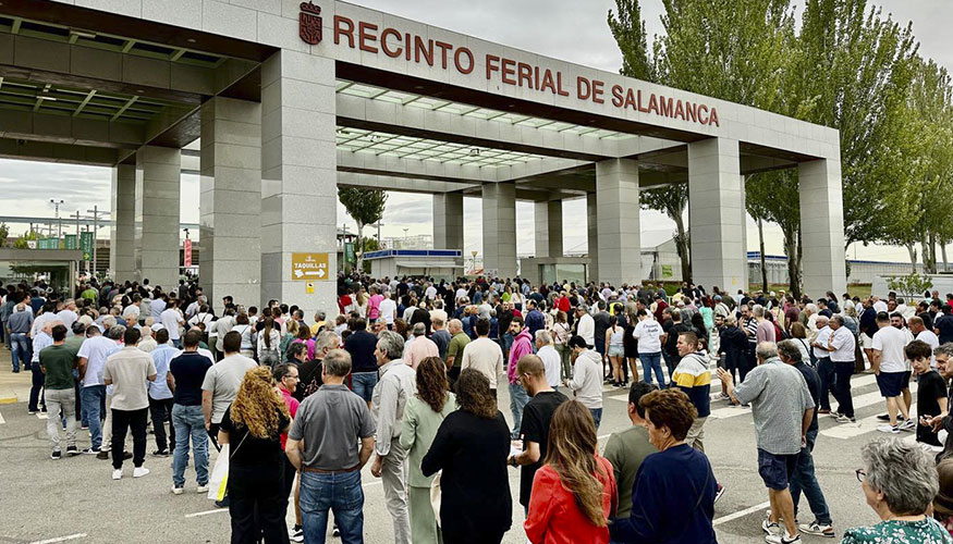 Colas en la zona de entrada del recinto ferial de Salamanca