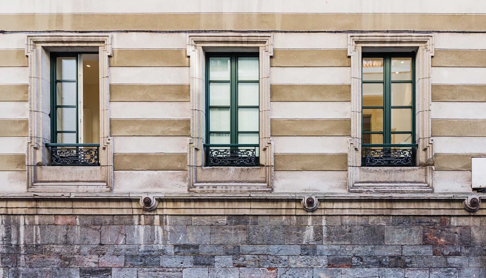 Renovacin de ventanas en un edificio protegido, realizada por el estudio de arquitectura Estudio Roble y por Bella Finestra...