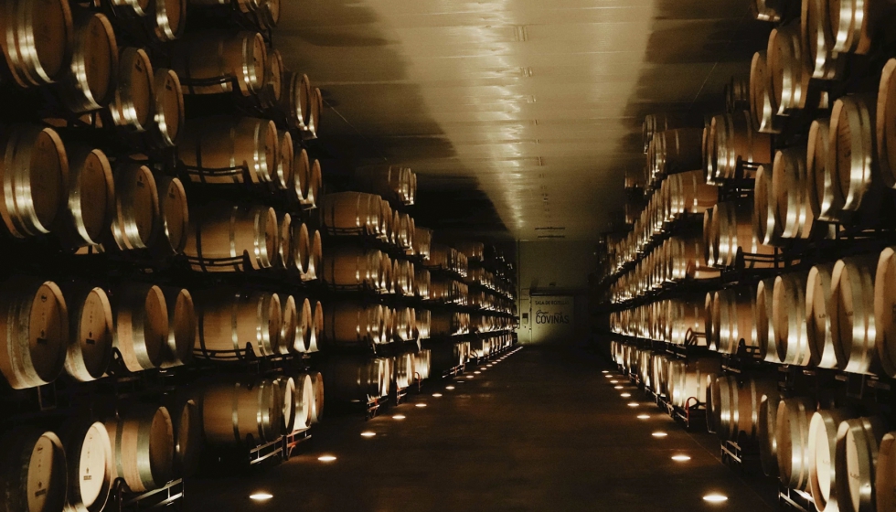 Las instalaciones de Covis integran 3.500 m2 de capacidad de almacenaje, una nave para 10.000 barricas y un botellero para crianzas...