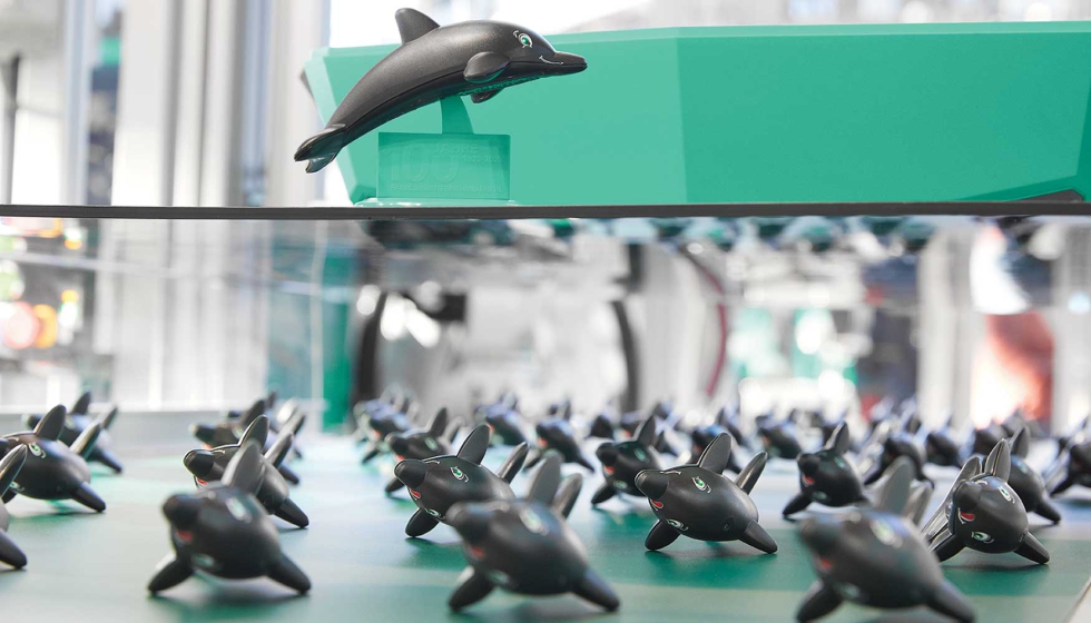 En el pabelln arburgGREENworld de la feria K 2025 se estn fabricando modelos de delfines a partir de material reciclado procedente de redes de...