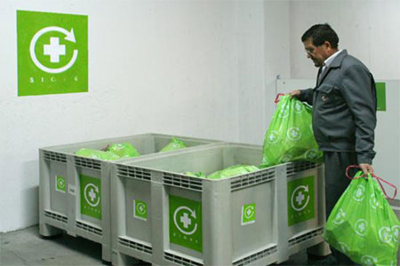 Los almacenes de la distribucin farmacutica almacenan temporalmente las bolsas con los residuos depositados en el Punto Sigre. Foto: Sigre...