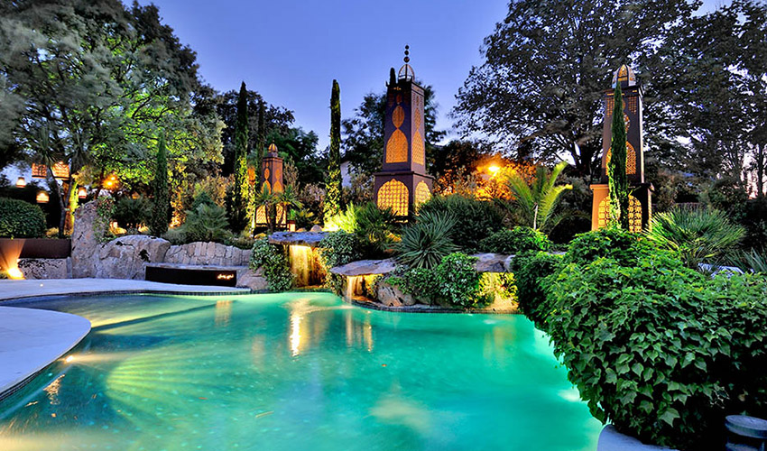 El paisajismo nocturno transforma el jardn en un espacio lleno de matices y nuevas perspectivas