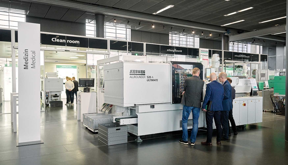 En K 2025, una celda de produccin basada en la Allrounder 520 A fabric productos mdicos con etiquetas funcionales IML...