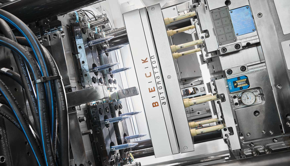 Ejemplo de tubos de centrifugado: las etiquetas IML pueden incluir escalas de llenado, cdigos QR o elementos termocrmicos. Fotos: Arburg...