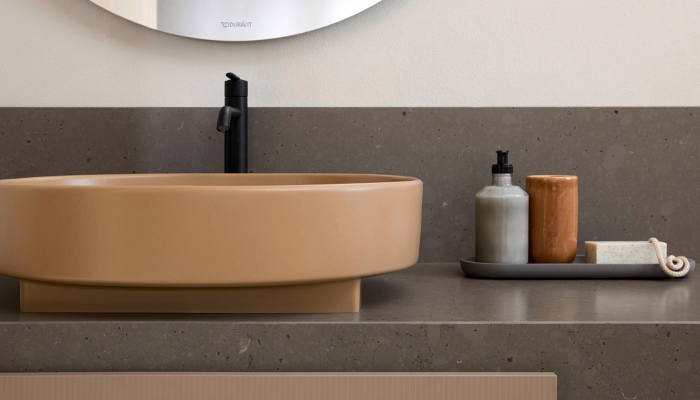 El lavabo juega con diferencias de altura, salientes y superposicin de materiales y texturas, de donde deriva el nombre Balcoon...