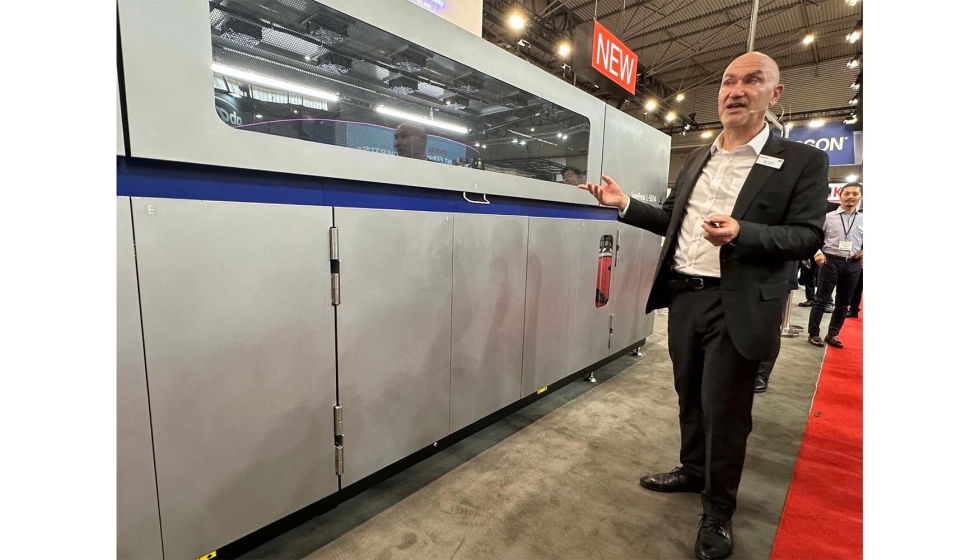 Mark Tinkler, responsable de product marketing, commercial e industrial printing en Epson Europe, durante la presentacin de la nueva SurePress L5034...
