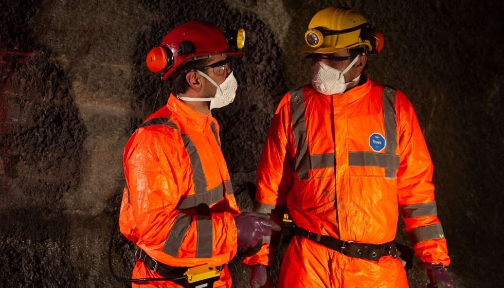La ropa de alta visibilidad utiliza una combinacin de colores fluorescentes y bandas retroreflectantes para hacer que el portador sea fcilmente...