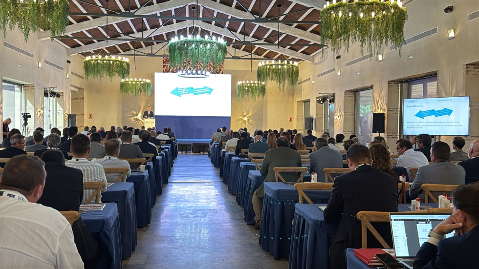 Asistentes al 8Congreso de ATFRIE consultando los Anuarios de InterCamin, herramienta de referencia para el sector