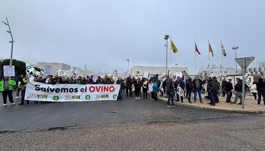 Manifestacin de UCCL durante el pasado invierno ante una industria lctea