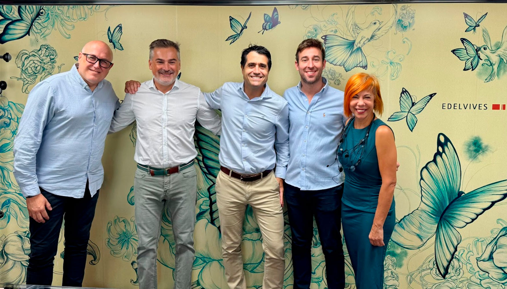 Responsables de Edelvives y www.tututor.ai durante la firma del acuerdo