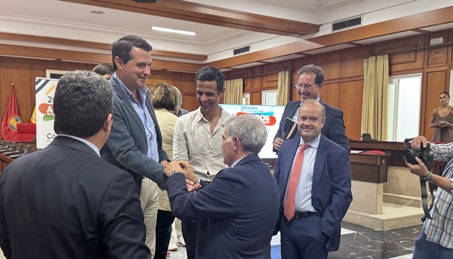 Juan Lorenzo, presidente de la Asociaci�n de Empresas Fabricantes de �ridos y Afines de Andalucia, regal� a Jos� Mar�a Bellido, alcalde de C�rdoba...