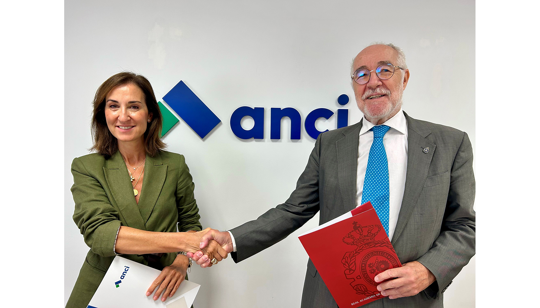 Concha Santos, presidenta de ANCI y Jaime Dom�nguez, presidente de la RAI, tras la firma de la renovaci�n del convenio...