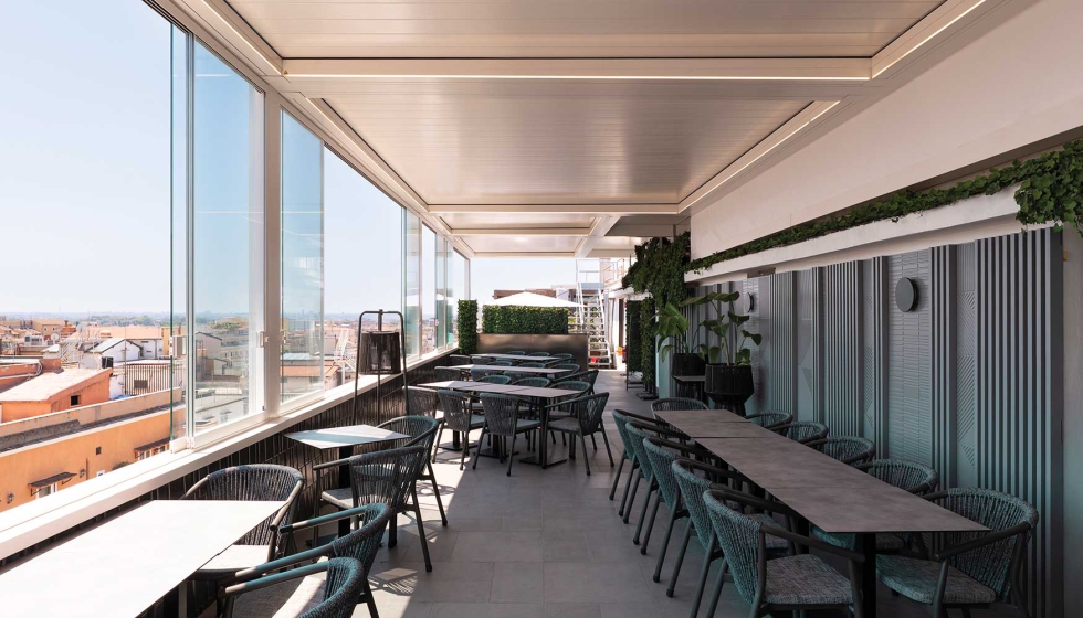 P�rgola bioclim�tica Kedry Skylife en el techo de la terraza del Best Western Plus Hotel Universo de Roma