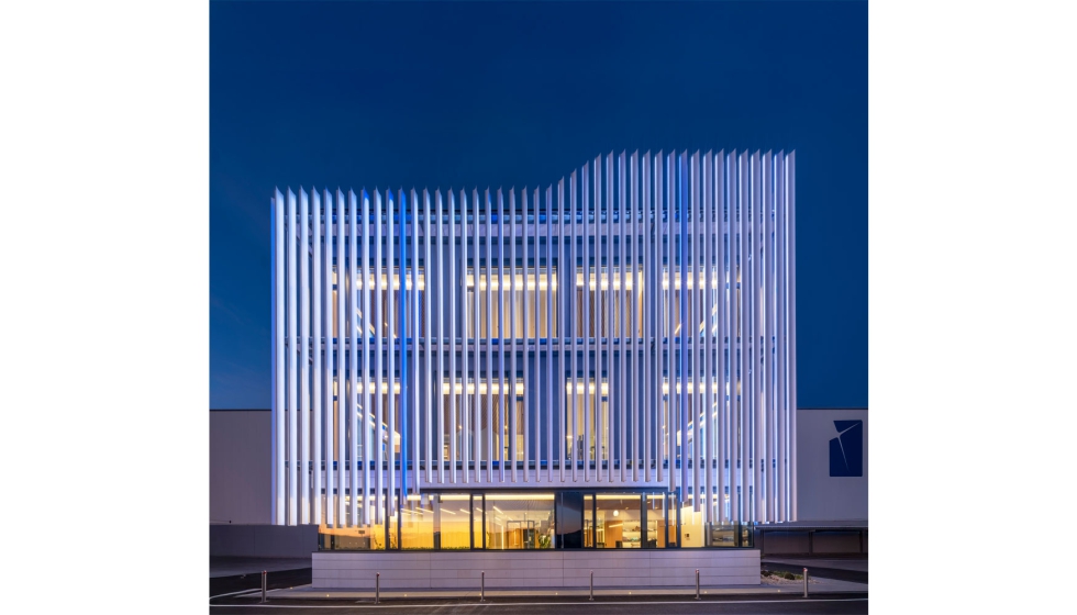 A fachada de dupla pele, projetada pelo Noormal Studio, possui uma pele exterior de lminas de alumnio que reflete a radiao solar...