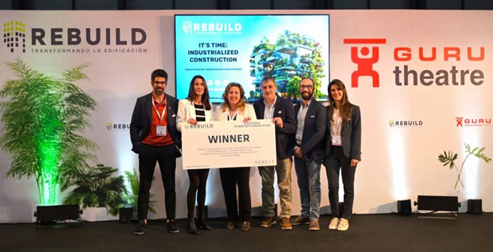 Imagen del equipo de PhotoKrete con el premio en la pasada edicin del Contech Startup Forum 2025 de Rebuild
