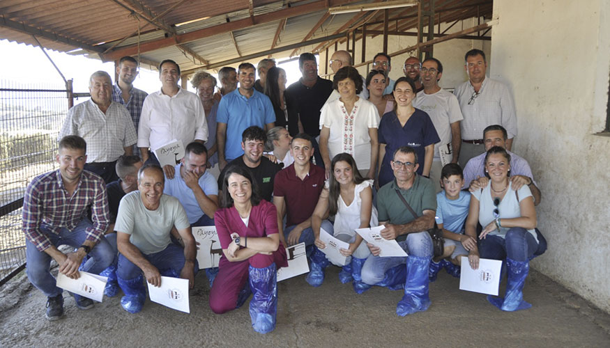 Foto de familia de los participantes en la jornada sobre valoraci�n morfol�gica de la raza caprina Payoya