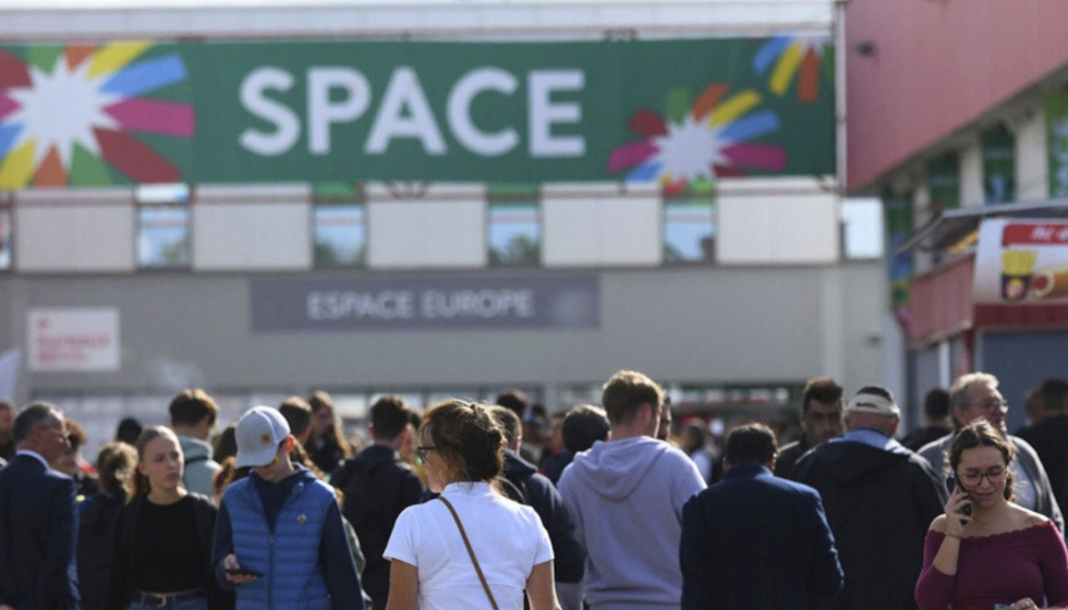 P�blico asistente entre los pabellones en una de las jornadas de celebraci�n de SPACE 2025
