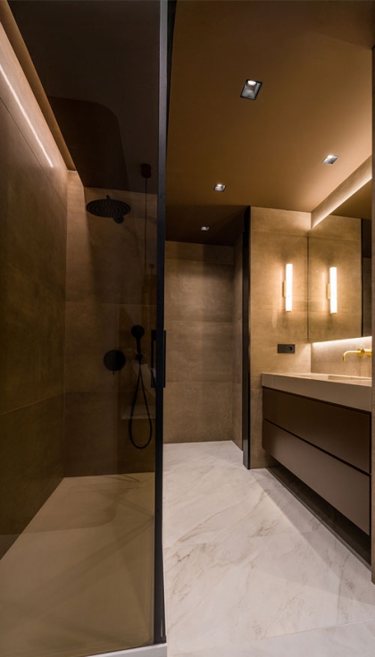 En el ba�o destaca un plato de ducha acristalado de car�cter minimalista y un lavabo monol�tico en superficie s�lida de tono Almond...