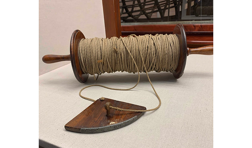 Figura 1: Corredera de nudos y barquilla del siglo XIX (Fuente: Museo Naval)