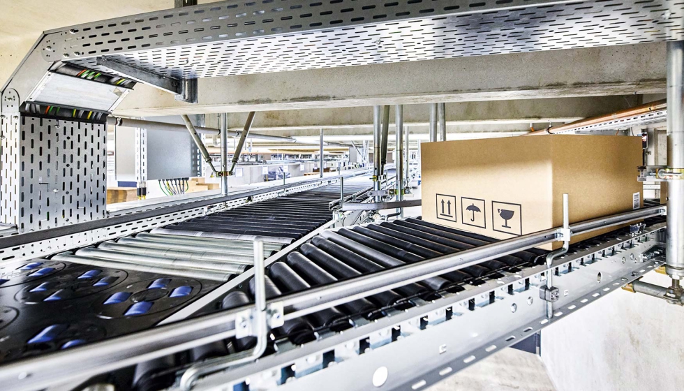 El transportador central de anillos de Arvato SE, de aproximadamente 250 m de longitud...