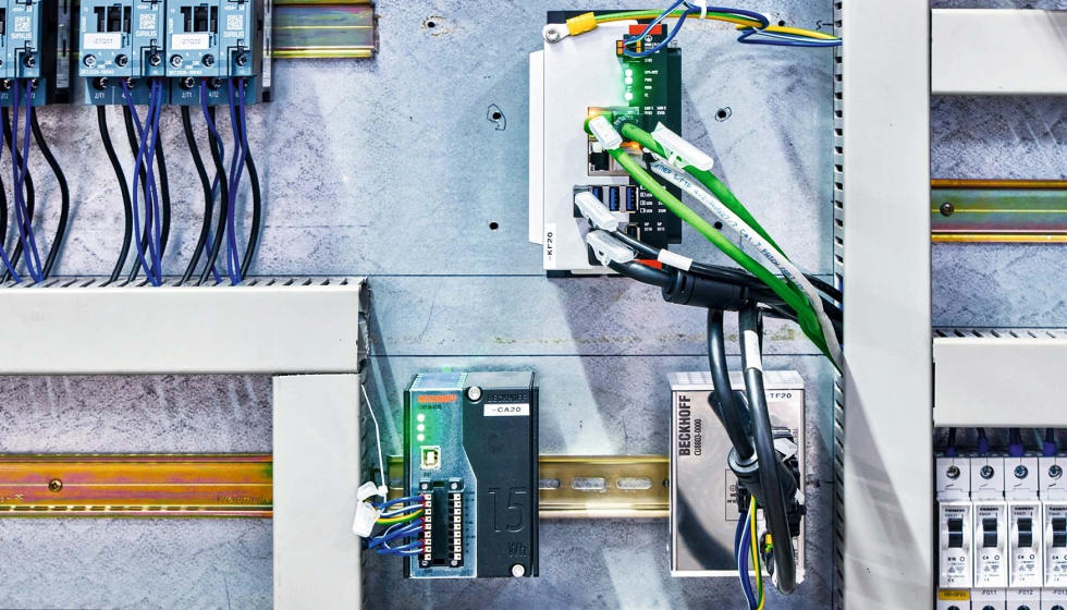 Un PC industrial ultracompacto C6030 controla todos los accionamientos de rodillos del transportador central de anillos mediante EtherCAT y m�dulos...