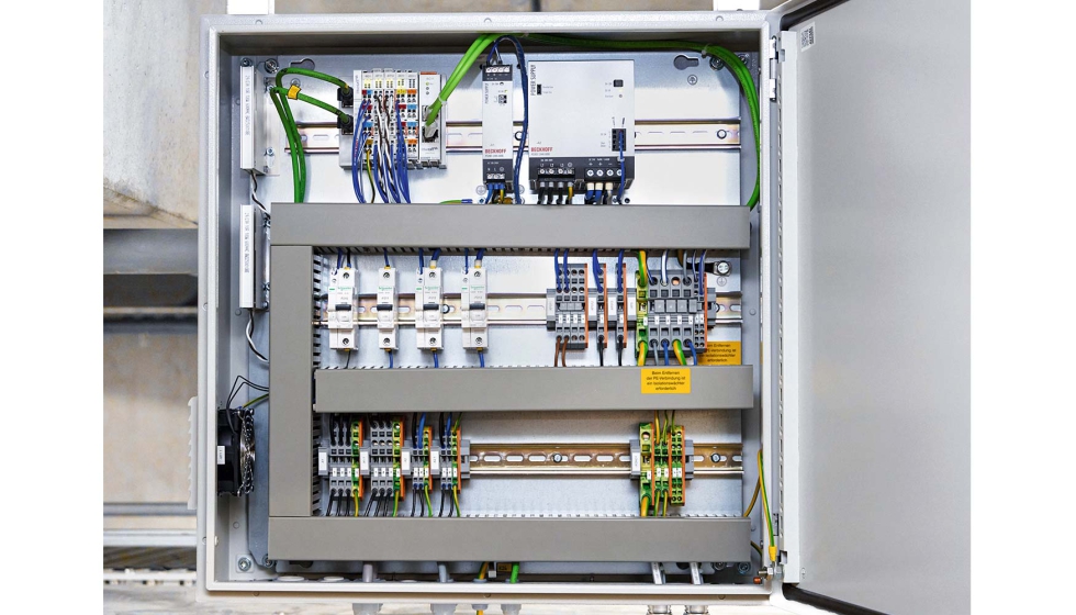 La alimentaci�n el�ctrica de los m�dulos de caja EP est� descentralizada mediante 27 armarios de control con fuentes de alimentaci�n Beckhoff...