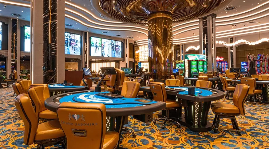 El casino cuenta con 42 mesas de juego en vivo y m�s de 300 m�quinas de azar en una superficie de 2.700 m�