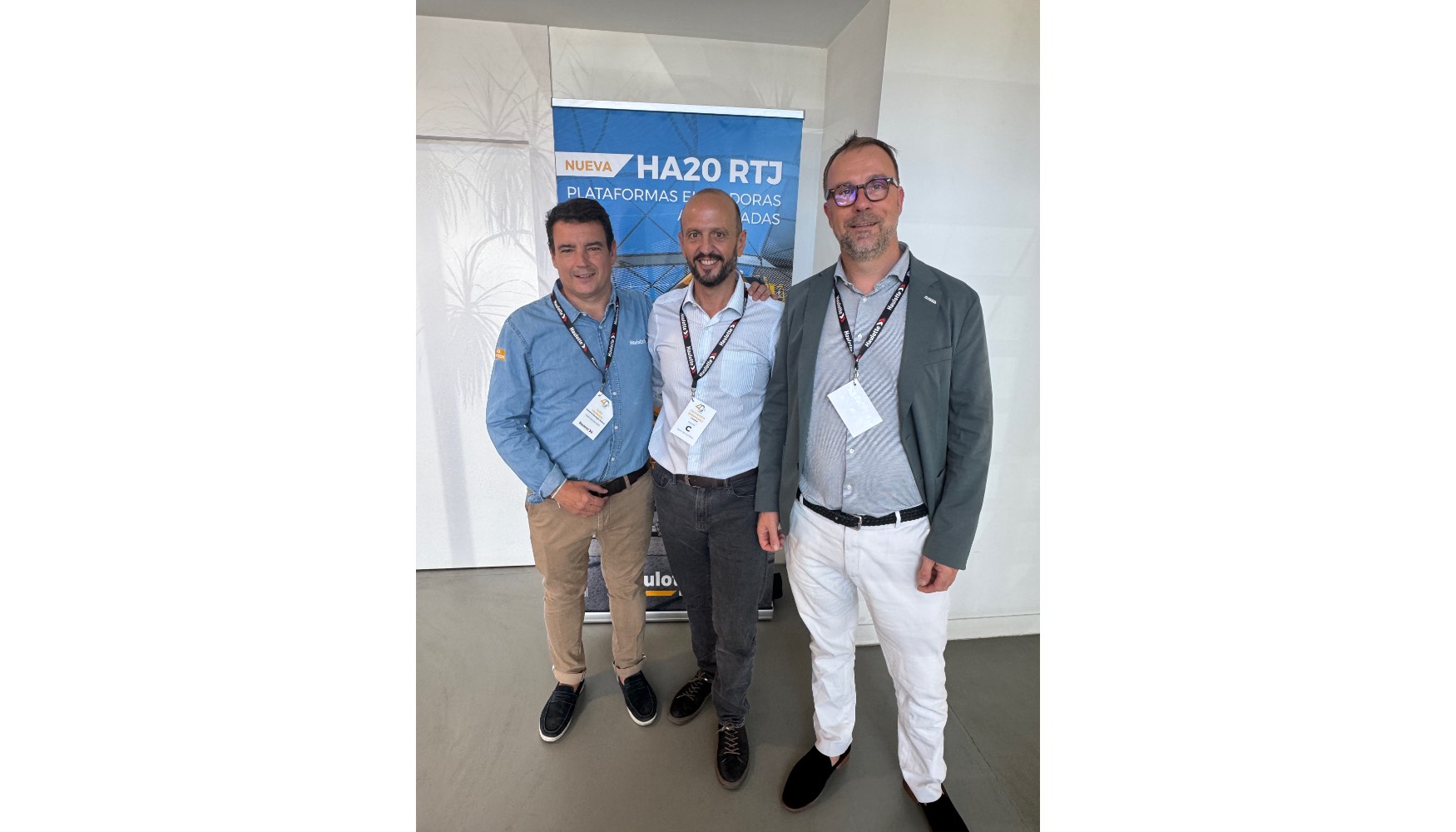 Ivn Morodo, junto a Guillaume Van Hoeck, director del Grupo Haulotte para Europa (derecha) y Francisco Rodrguez Muoz...