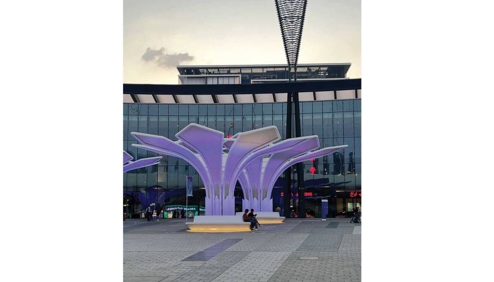 Una de las caractersticas de las marquesinas es que se pueden iluminar en color prpura