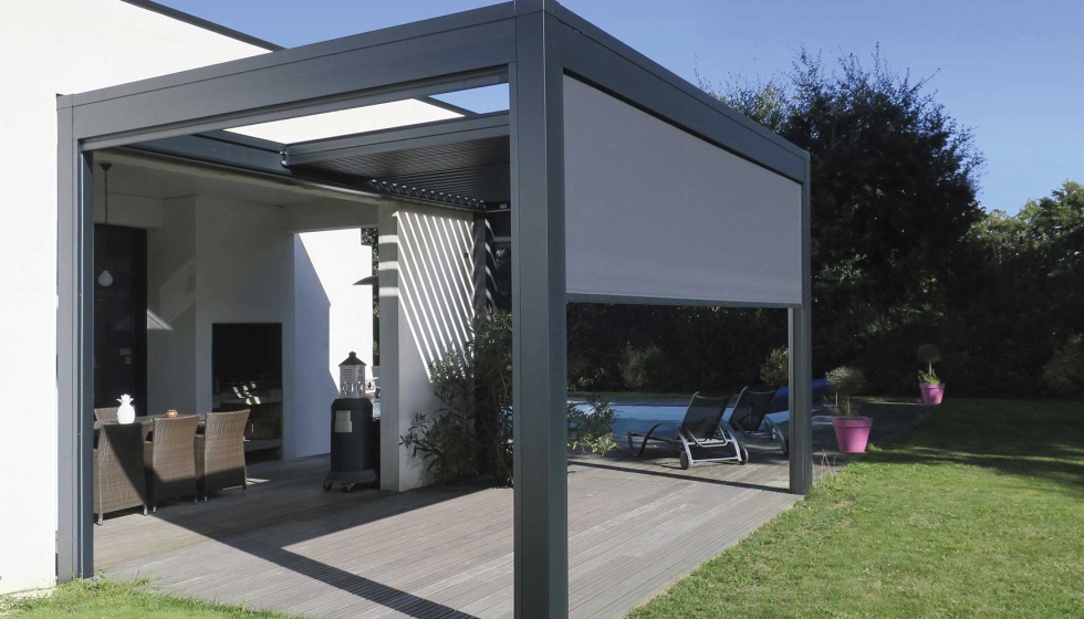 Prgola residencial con tejido Soltis Veozip, de Serge Ferrari
