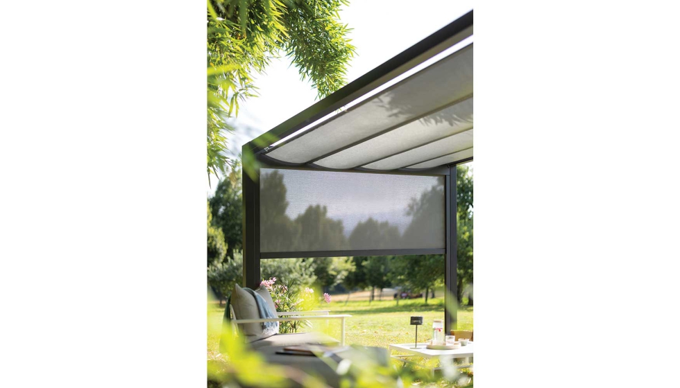 Soltis Veozip, de Serge Ferrari, proporciona confort climtico al tiempo que preserva la intimidad en el jardn