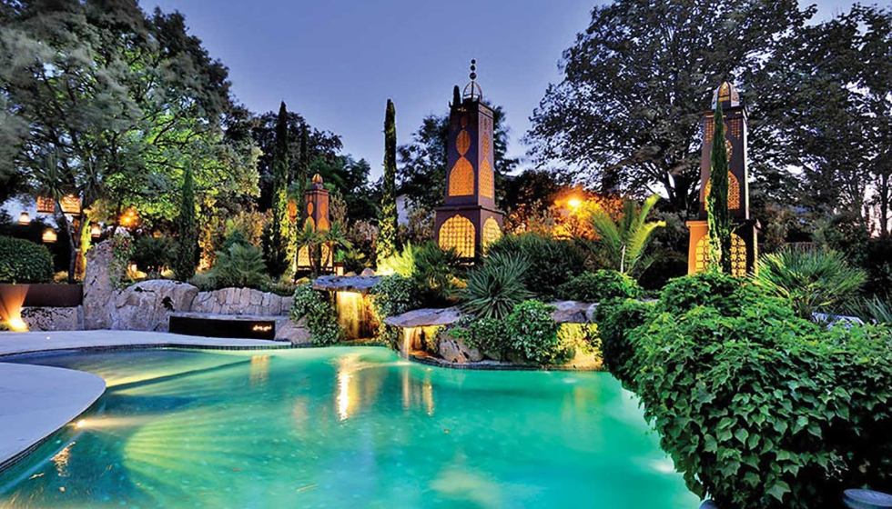 Junto al dise�o, uno de los aspectos clave en el dise�o de jardines nocturnos es la iluminaci�n estrat�gica y sostenible...