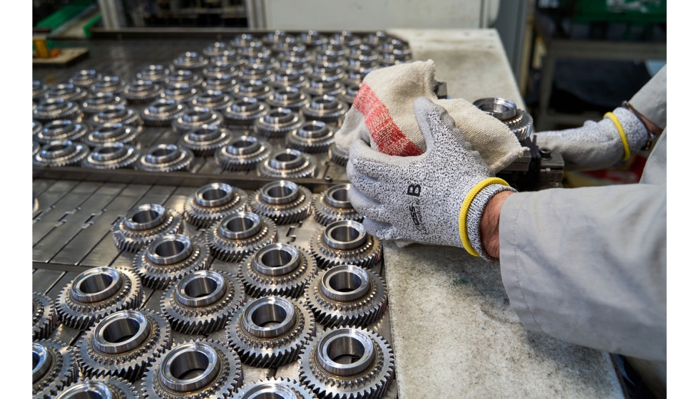 El pao de limpieza muy absorbente de Mewa limpia componentes, herramientas y mquinas