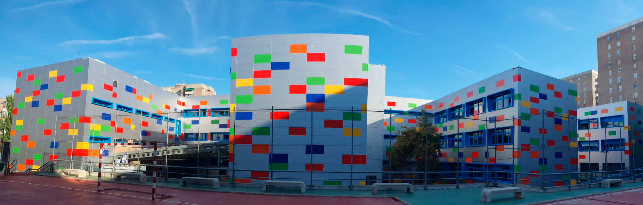 Fachada rehabilitada con la instalaci�n de materiales duraderos como gres porcel�nico Keraben y sistemas avanzados de revestimiento...