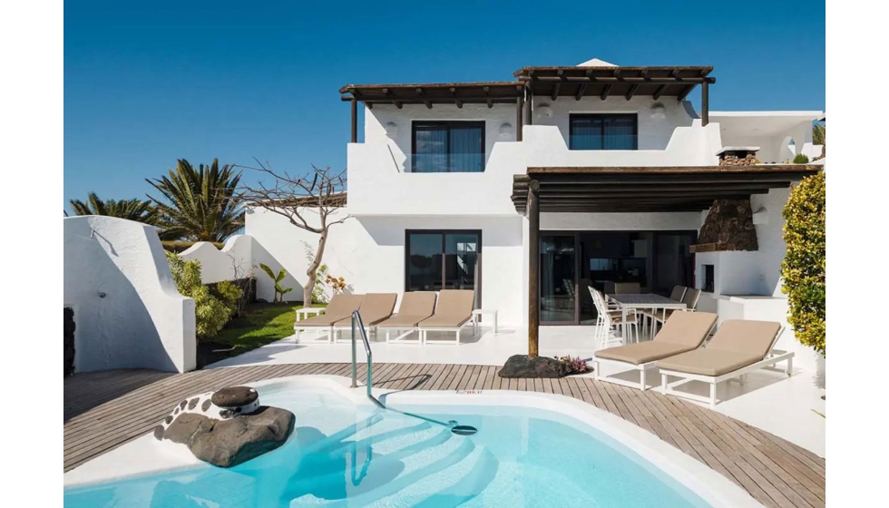 terraza con piscina en el Deluxe Villas