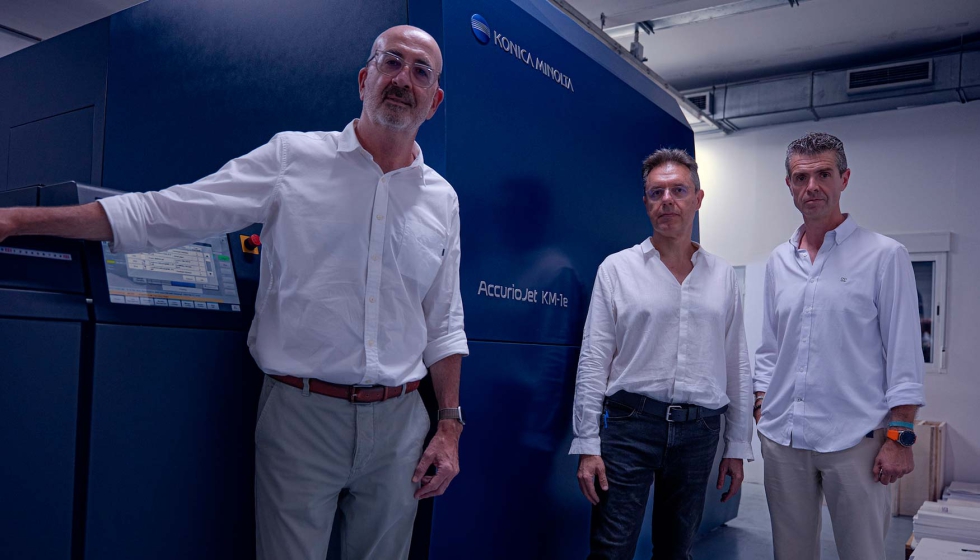 Juan Senent, gerente; Enrique Bayo, responsable de Proyectos, y Ángel Jiménez, CEO de La Imprenta CG, junto a la KM-1e instalada en sus talleres...