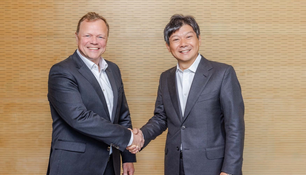 Thomas Stierle, CEO E-Mobility Division Schaeffler (izquierda), y Kazuhide Ino, miembro de la junta directiva y director ejecutivo de ROHM...