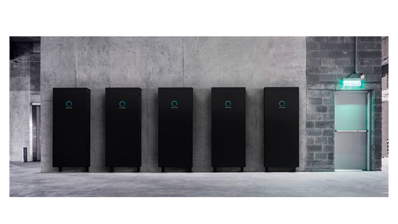 sonnenBatterie 10 performance instaladas en cascada. Esta bater�a ofrece m�xima potencia y capacidad, y resume 15 a�os de experiencia en la industria...