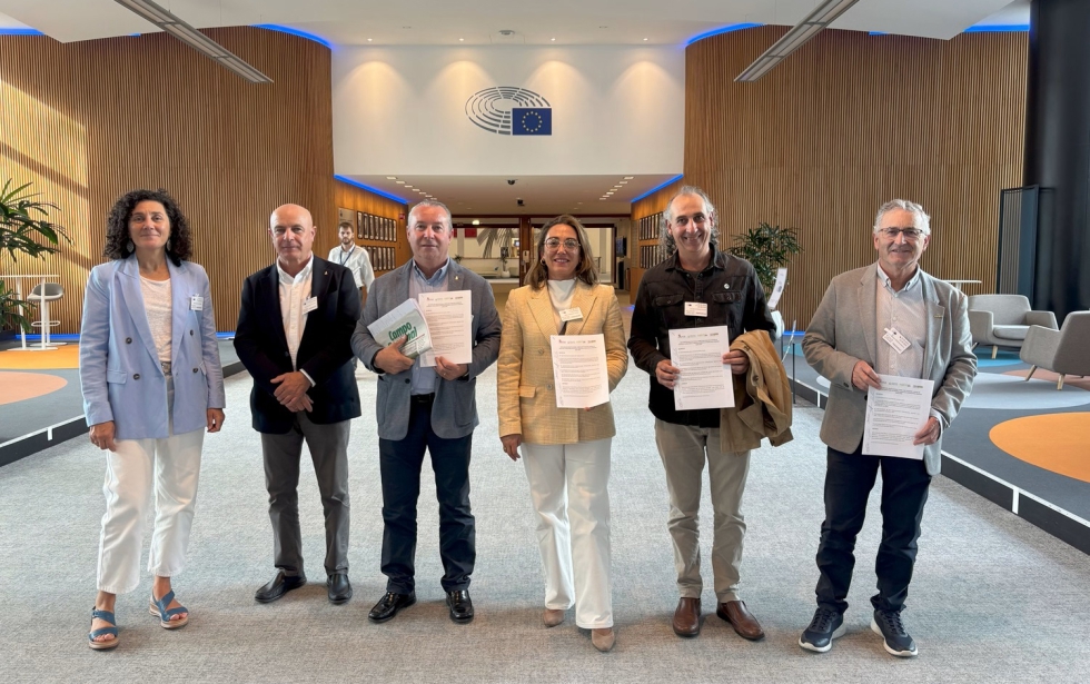 La consejera de Agricultura, Ganader�a y Desarrollo Rural, Mar�a Gonz�lez Corral (centro)...