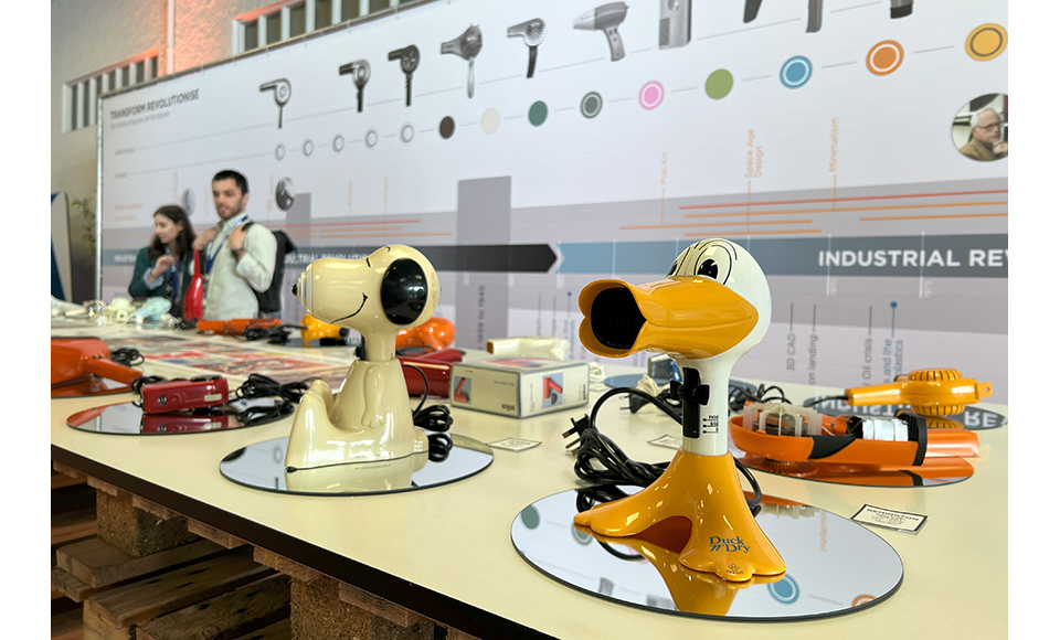 O primeiro secador de cabelo comprado por Jeremy Hugh Aston para a sua cole��o, produzido na d�cada de 1980...