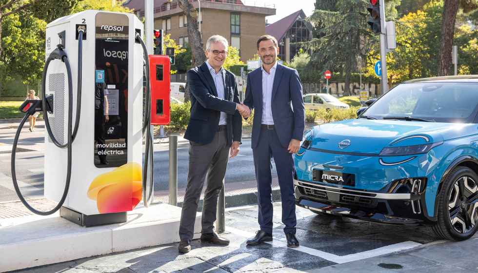 De izq. a dech.: Oliver Fern�ndez, director de Movilidad El�ctrica de Repsol; y Christian Costaganna, director ejecutivo de Nissan en Espa�a...