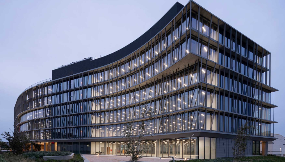 Foresta 8 presenta pasos de forjado curvados que sobresalen m�s all� de los paneles del muro cortina...