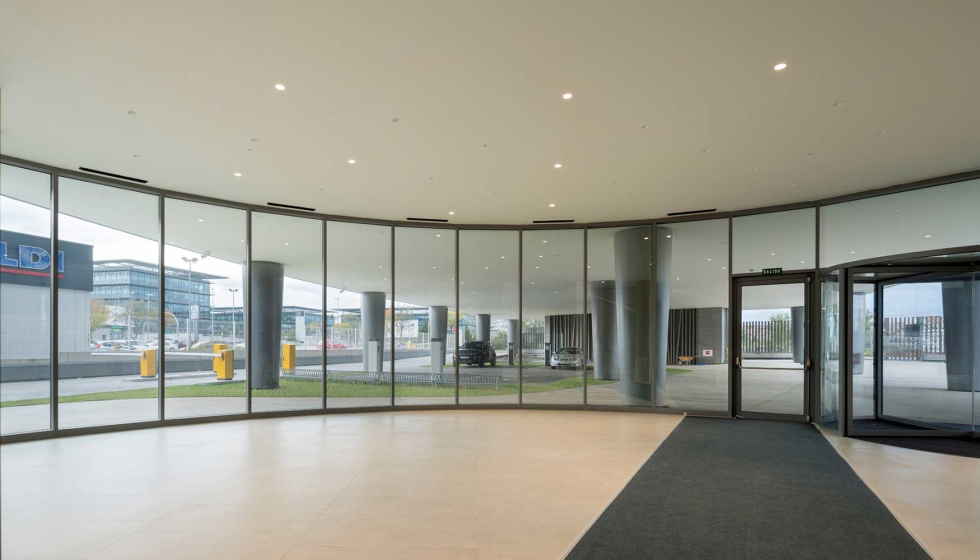 Para las aperturas de la planta baja se utilizaron puertas del modelo Millennium Plus 80 de Cortizo...