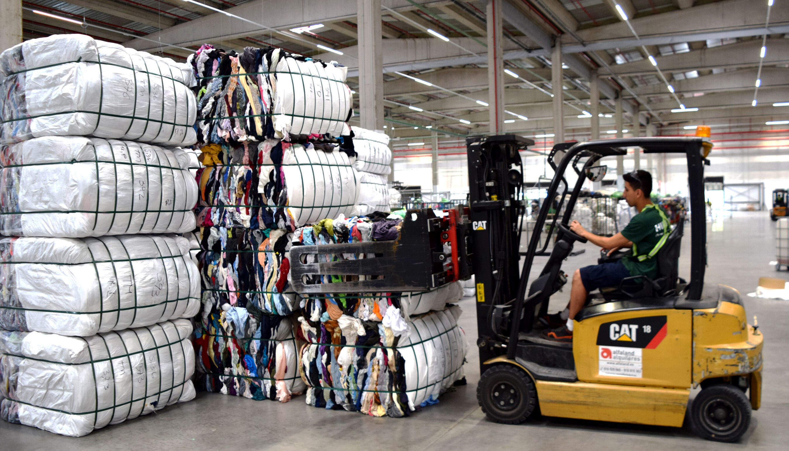 El 21% de la ropa clasificada se destina a reutilizacin en Europa, incluyendo la red de tiendas de Humana en Espaa, Portugal y Francia...