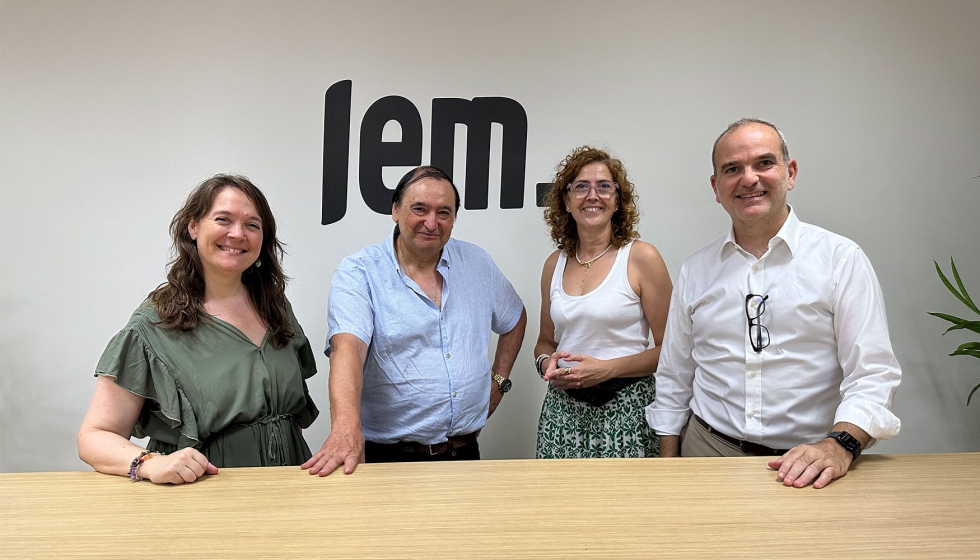 Antonio lvarez junto a Mara Oliva y Laia Bans, del canal sectorial de Ferretera, y Aleix Torn, director adjunto de Interempresas Media...