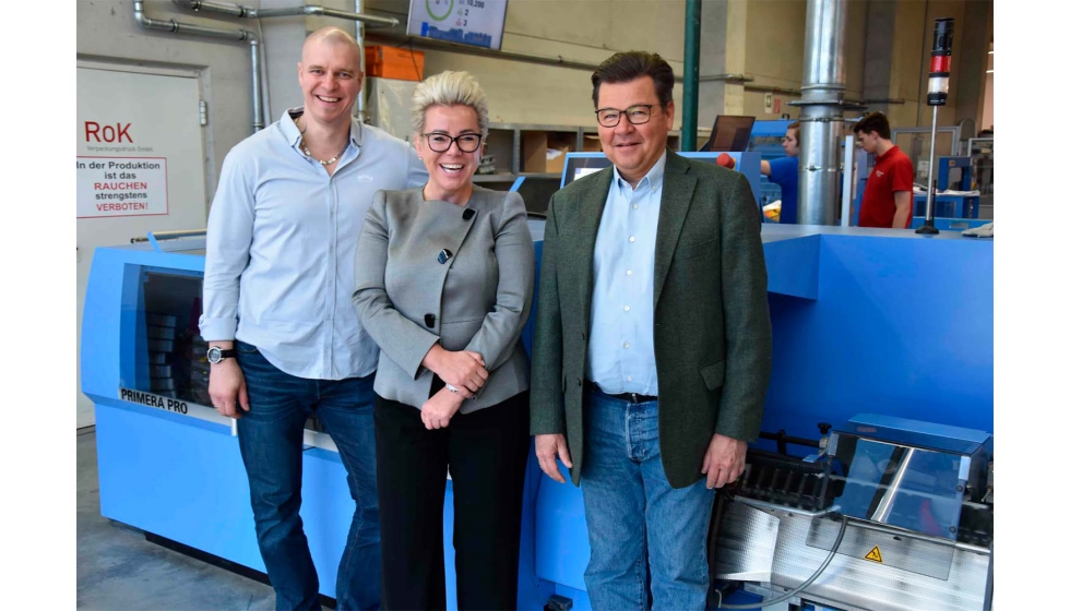 De izquierda a derecha, Stefan Riedl (jefe de encuadernacin)...