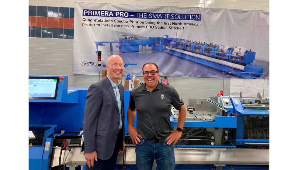 Hans Hofmeister (derecha), vicepresidente ejecutivo de Spectra Print, tiene motivos para sonrer...