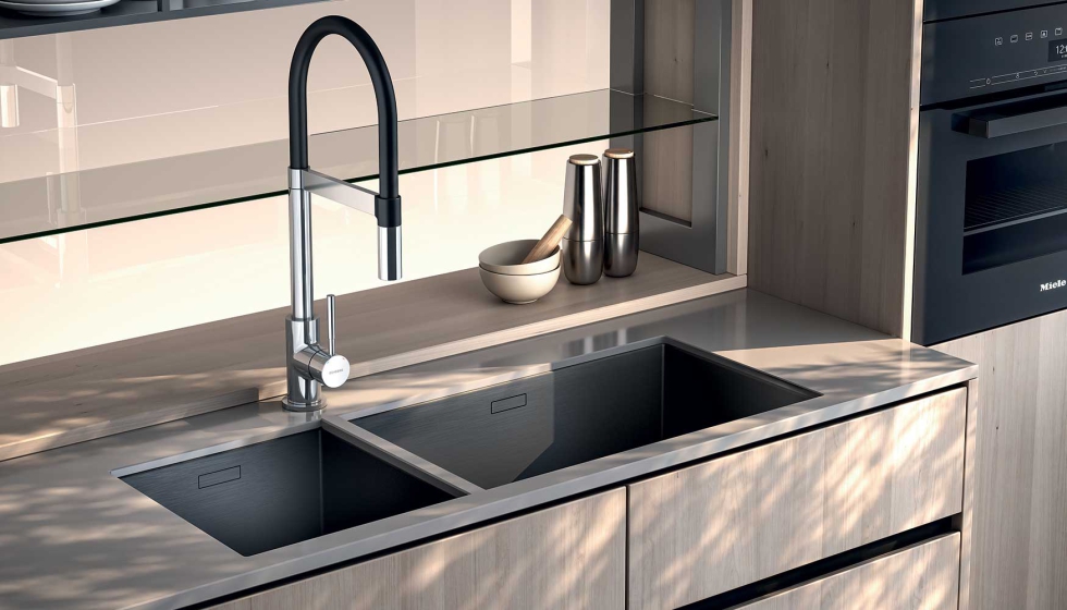 El nuevo modelo est disponible tanto en acabado cromado como en negro mate