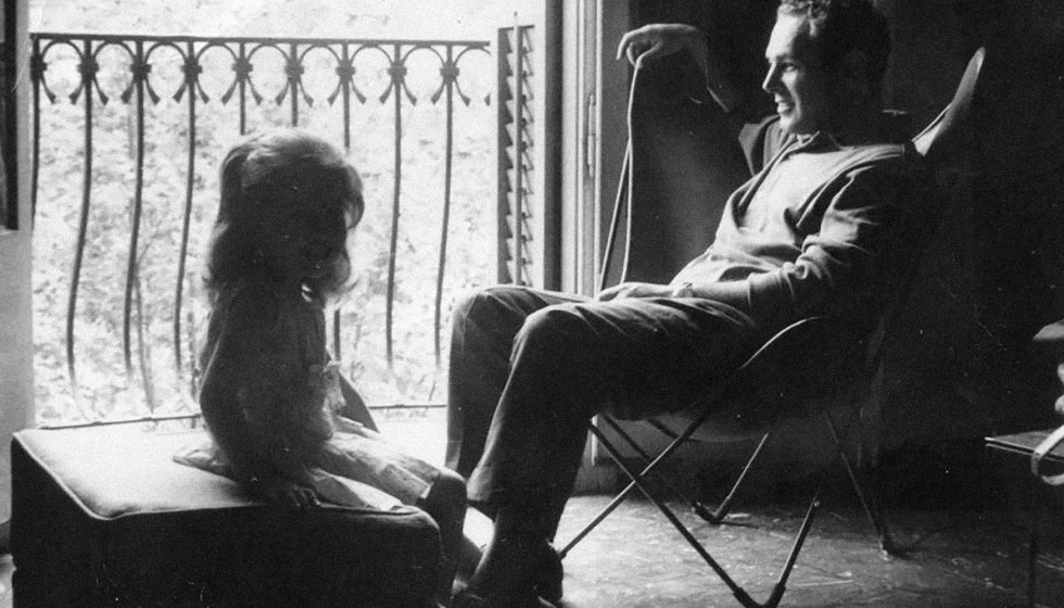 Imagen retrospectiva del arquitecto Antonio Bonet con su hija Victoria en una imagen familiar con la icónica BKF Imagen retrospectiva del arquitecto Antonio Bonet con su hija Victoria en una imagen familiar con la icónica BKF