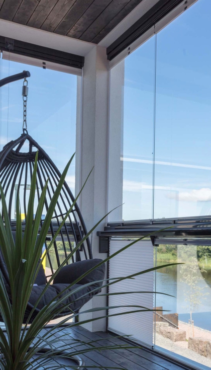 Las cortinas de cristal a�slan t�rmicamente sin renunciar a la ventilaci�n natural...